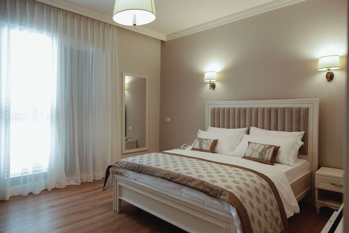Deluxe Double Room, 1 Queen Bed, Partial Sea View | Egyptian cotton sheets, premium bedding, pillowtop beds, minibar