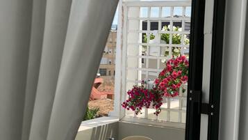 Deluxe-dobbeltværelse - 1 queensize-seng - delvis havudsigt | Balkon