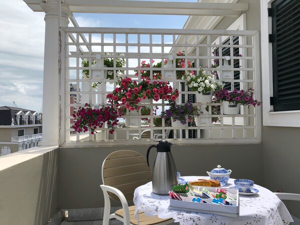 Kahden hengen deluxe-huone, 1 keskisuuri parisänky, osittainen merinäköala | Parveke