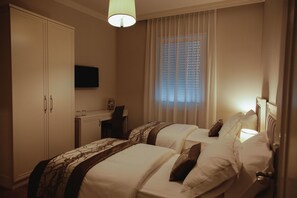 Kahden hengen standard-huone (kaksi sänkyä), 2 yhden hengen sänkyä, kaupunkinäköala | Egyptinpuuvillaiset lakanat, ylelliset vuodevaatteet