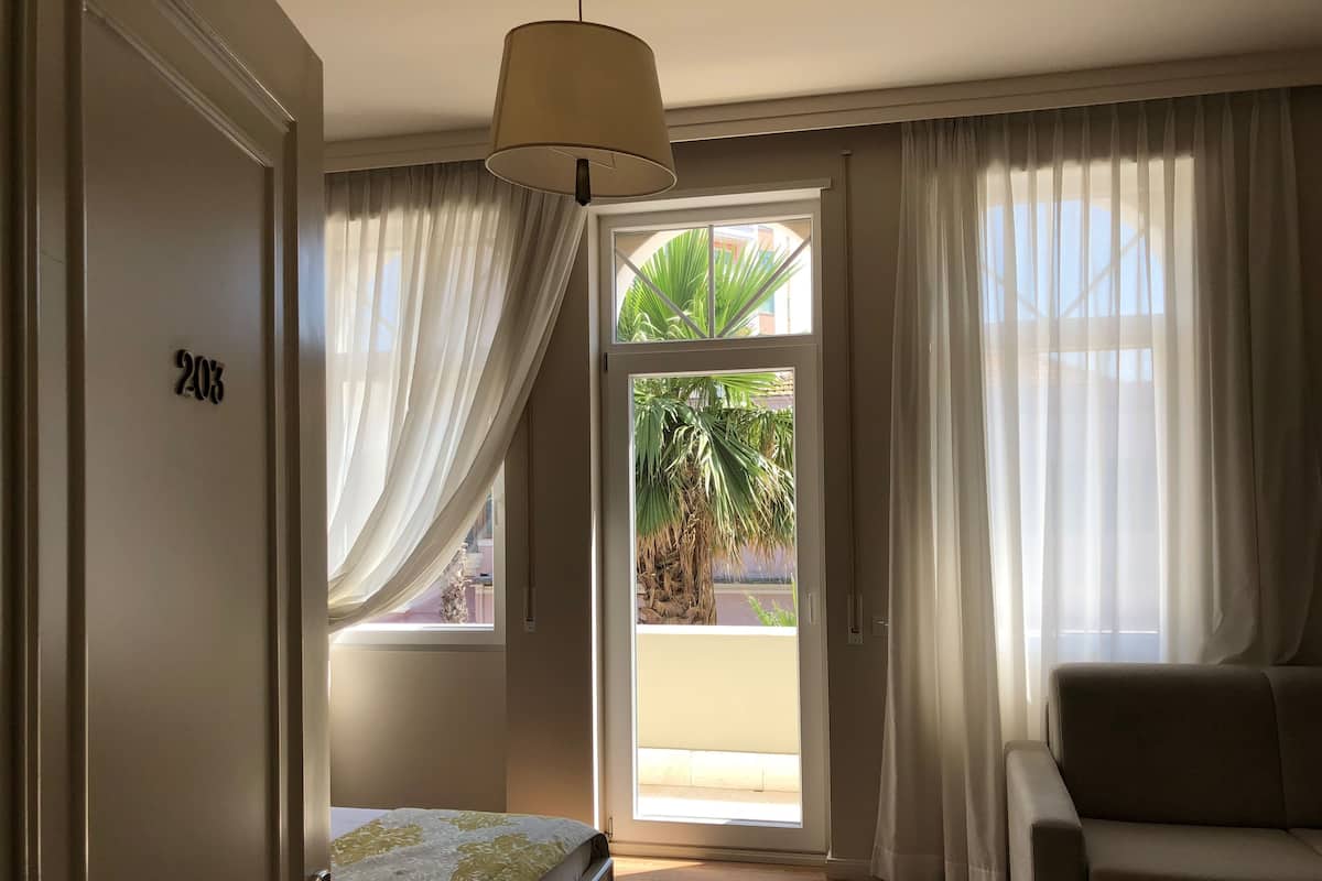 Premium Suite, 1 Bedroom | Egyptian cotton sheets, premium bedding, pillowtop beds, minibar