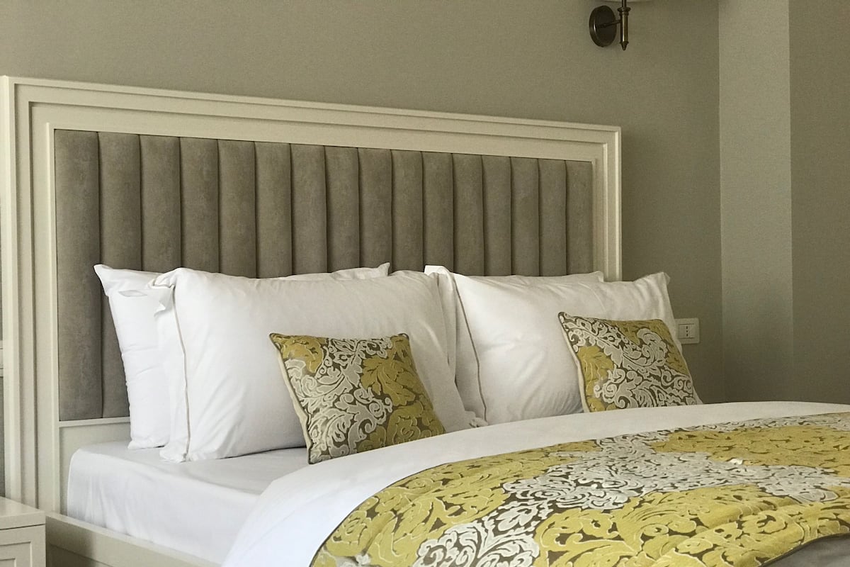 Egyptian cotton sheets, premium bedding, pillowtop beds, minibar