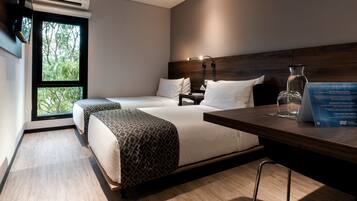 Doppel- oder Zweibettzimmer, 1 Schlafzimmer | Zimmersafe, Schreibtisch, kostenloses WLAN, Bettwäsche