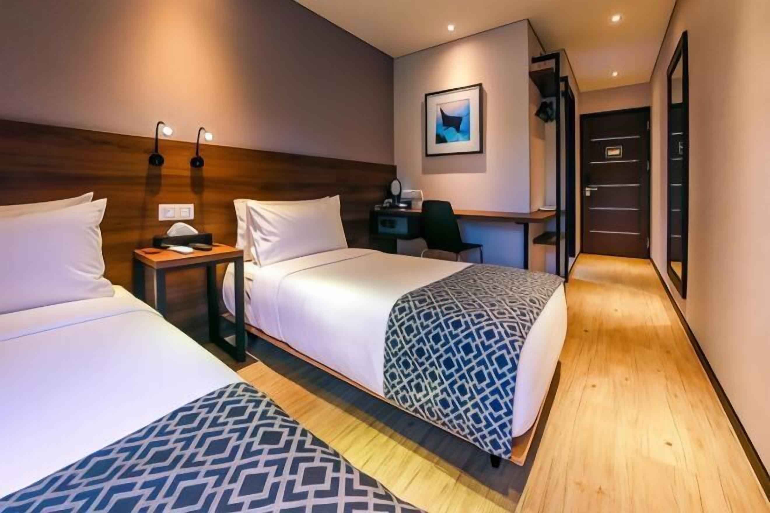 Safe på rommet, skrivebord, wi-fi (inkludert) og sengetøy