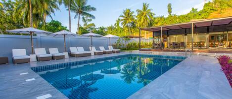 Piscina a l'aire lliure i gandules