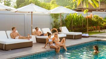 Außenpool, Liegestühle