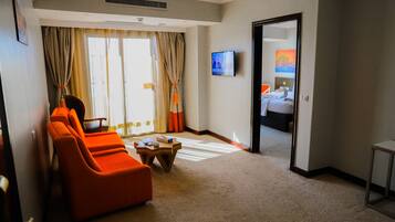 Suite – junior, 1 soverom, elveutsikt | Oppholdsområde | En 32-tommers Flatskjerm-TV med kabel-kanaler samt TV