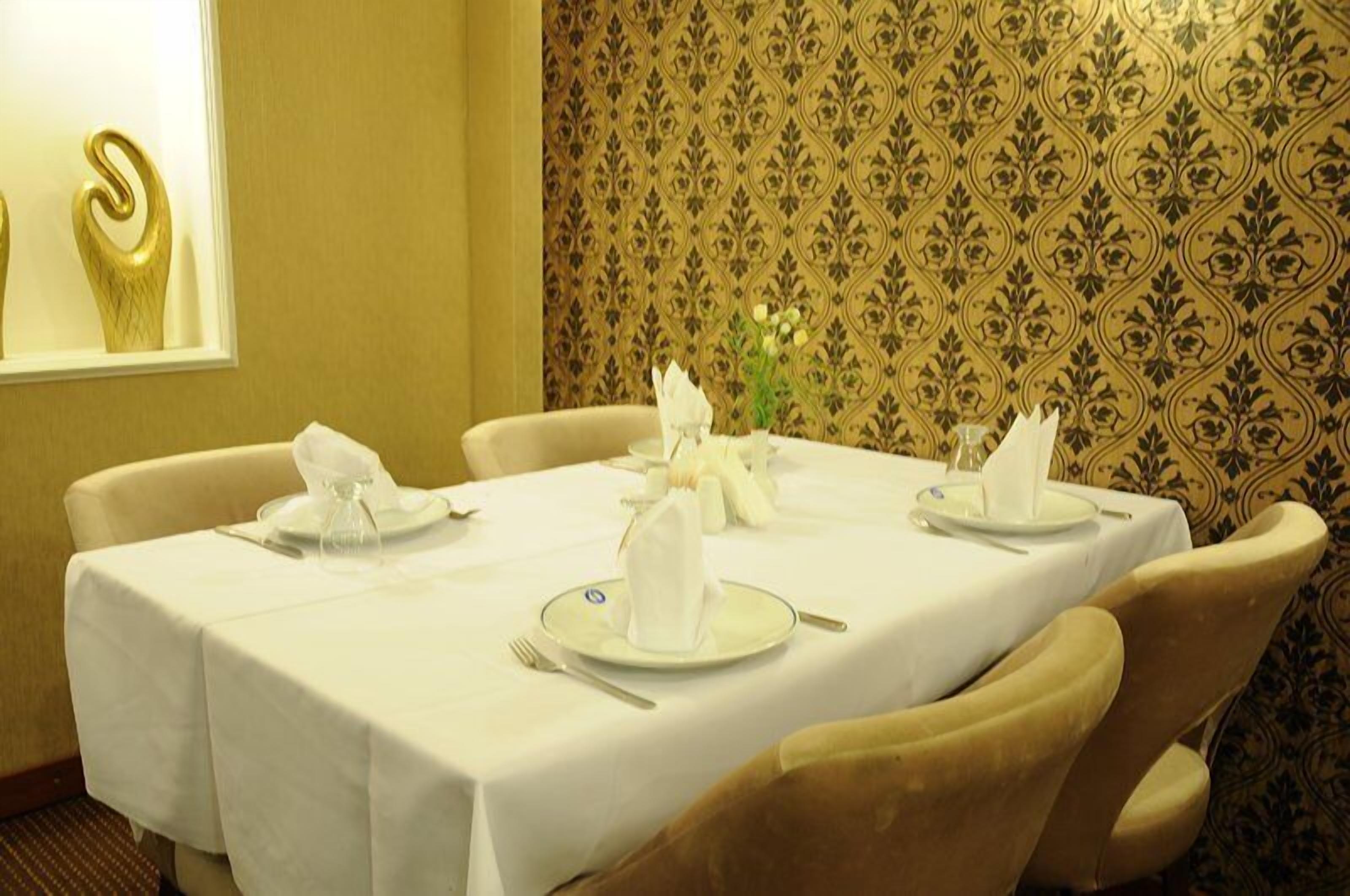 breakfast and lunch served