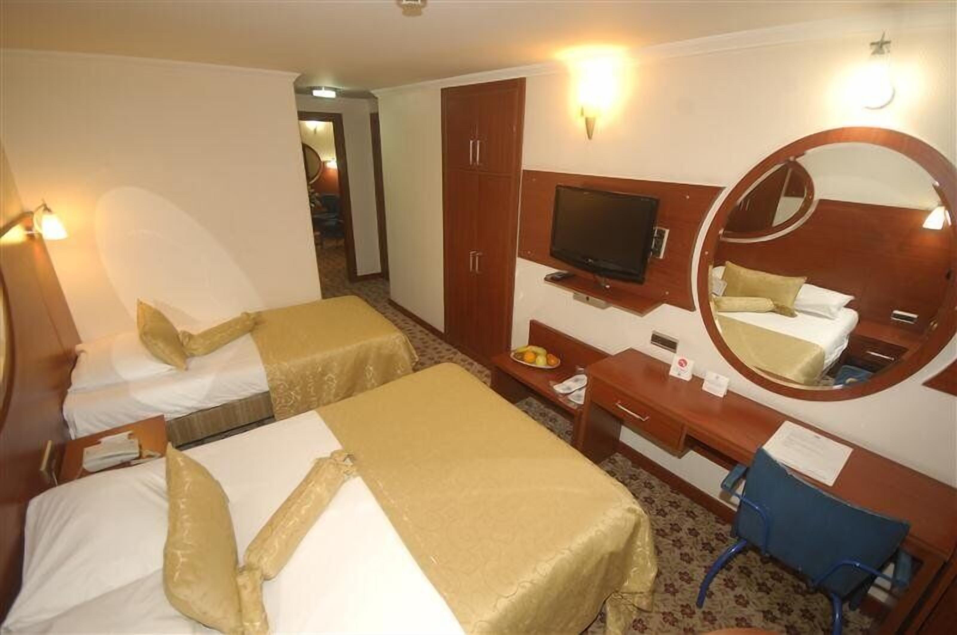 standard triple room | minibar, in-room safe, desk, free cots/infant beds