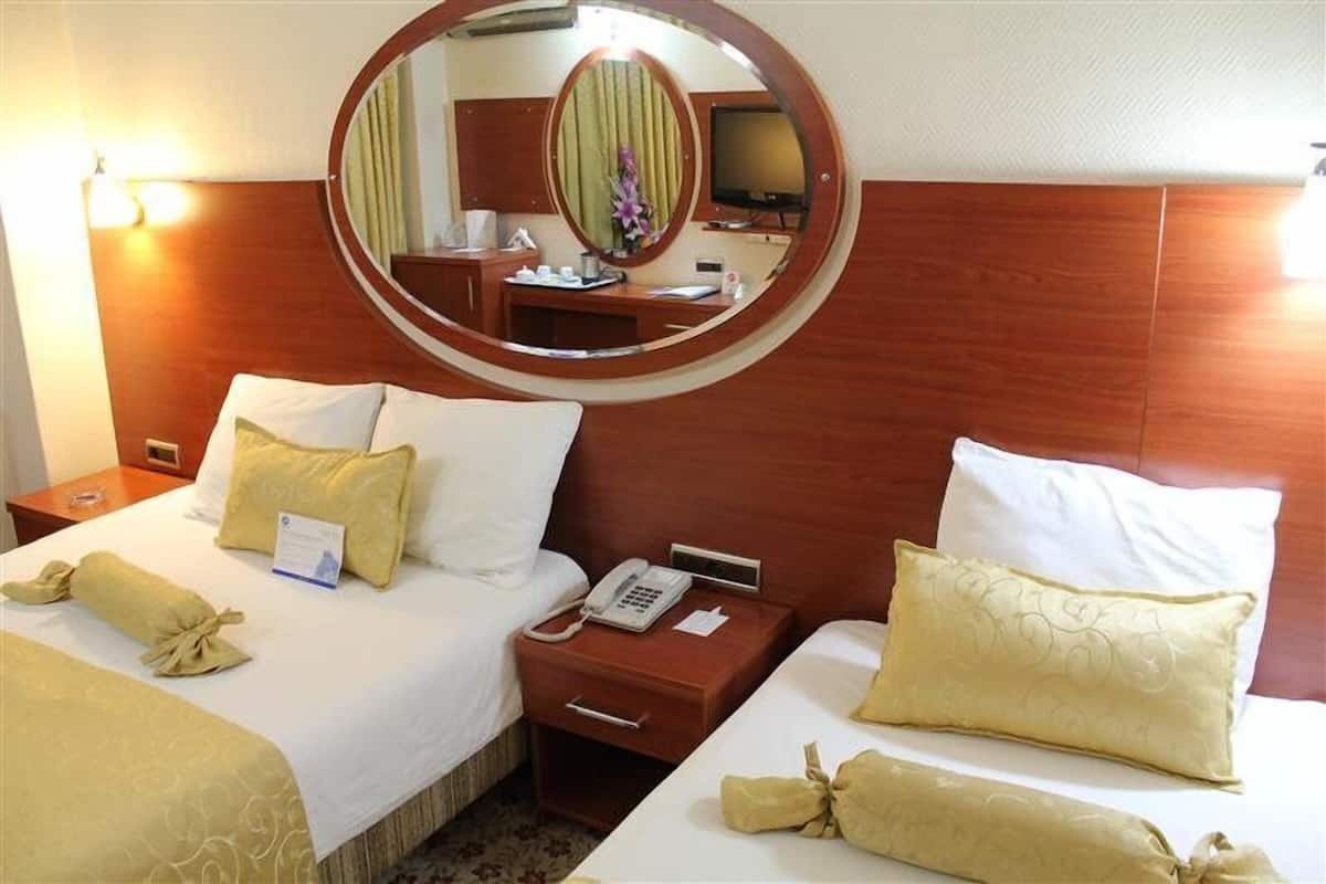 standard triple room | minibar, in-room safe, desk, free cots/infant beds