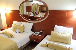 Standard Triple Room | Minibar, in-room safe, desk, free cribs/infant beds - Hotel Inci (Adana)