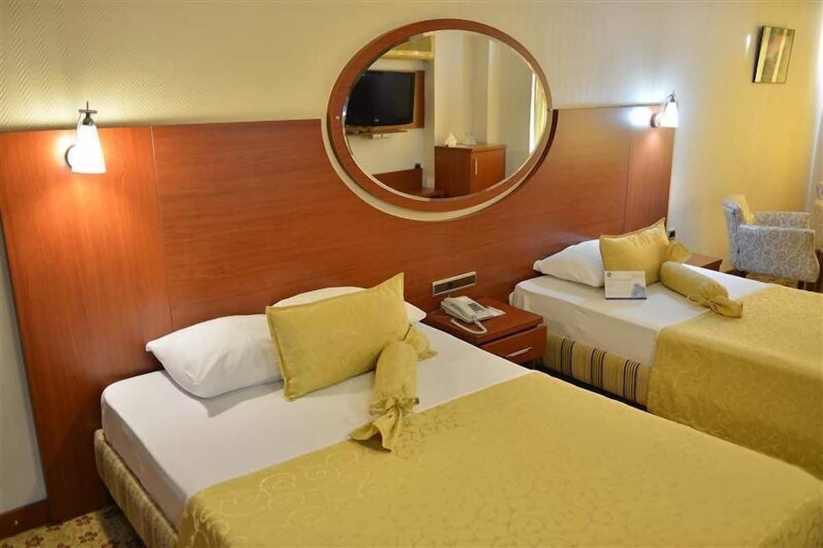 standard triple room | minibar, in-room safe, desk, free cots/infant beds