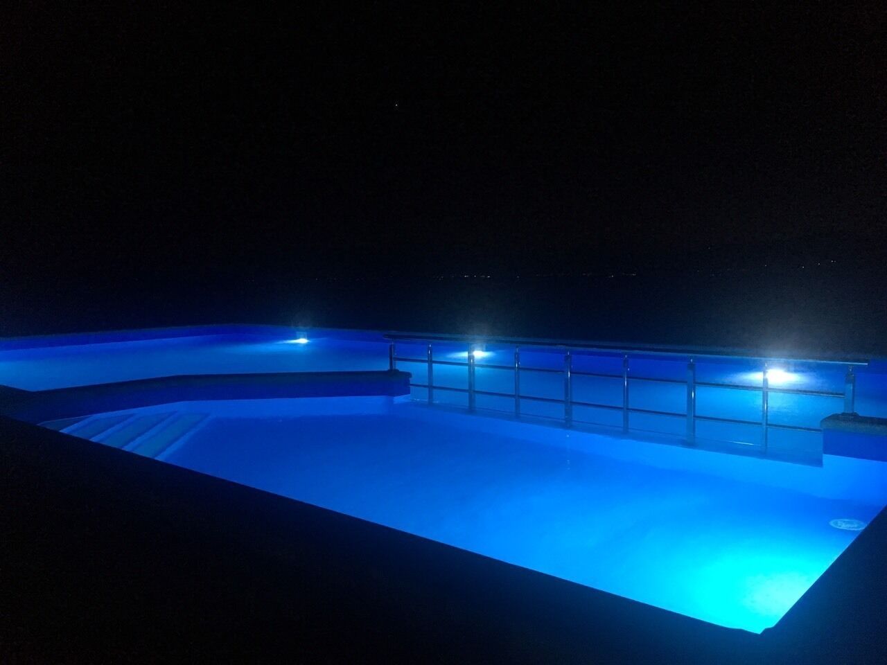 Una piscina al aire libre de temporada