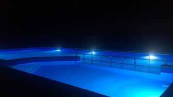 Una piscina al aire libre de temporada