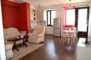 Cottage Deluxe, 2 phòng ngủ, tầng trệt | Khu phòng khách | TV màn hình phẳng 