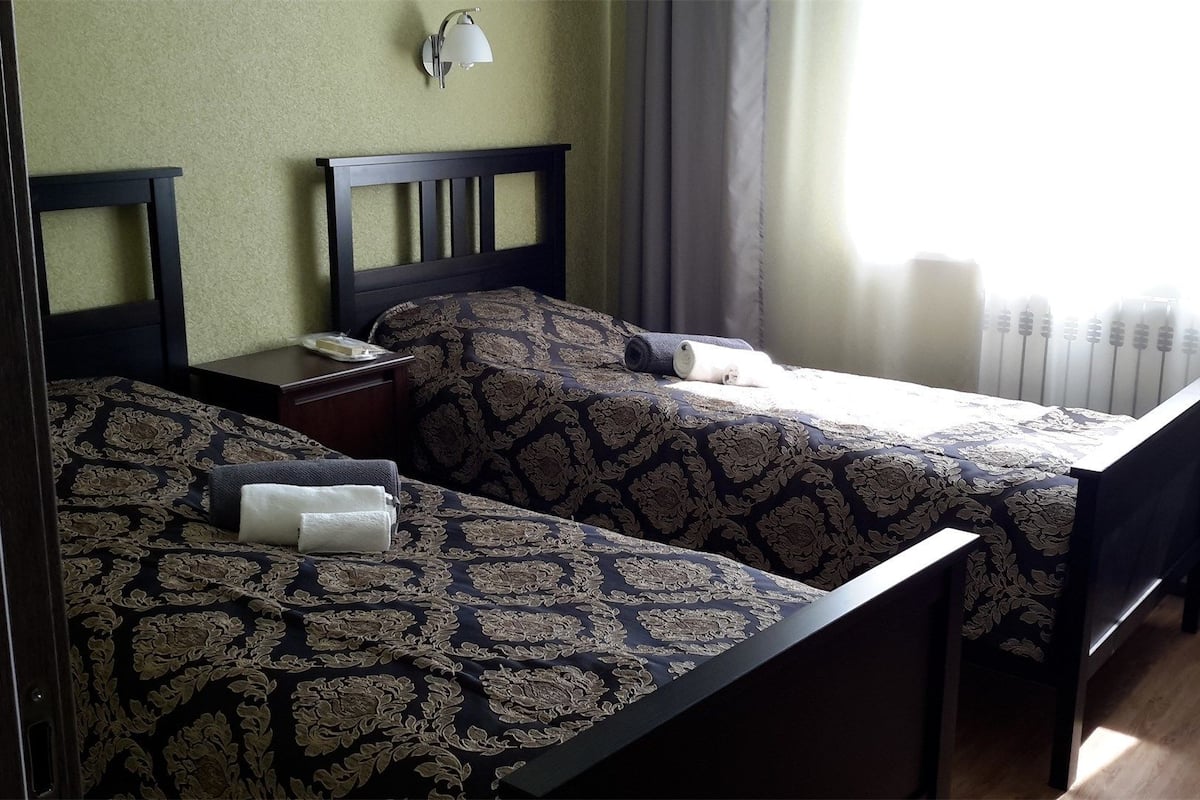 Habitación estándar con 2 camas individuales, baño compartido | Escritorio, tabla de planchar con plancha, wifi gratis y ropa de cama