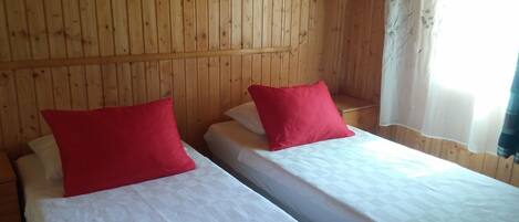 Romantisk studio - icke-rökare - pentry | Ljudisolering, strykjÀrn/strykbrÀda, gratis wi-fi och sÀngklÀder