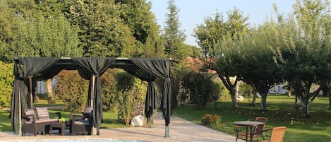 Piscine extérieure (ouverte en saison), parasols de plage