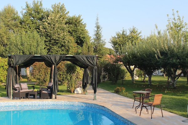 Außenpool (je nach Saison geöffnet), Sonnenschirme, Liegestühle