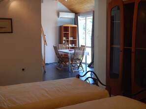 Studio économique, cuisinette, vue sur le jardin | Vue de la chambre