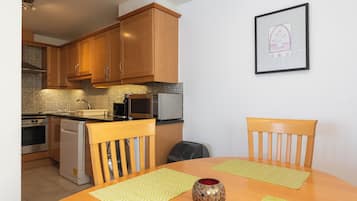 Apartment, 2 Bedrooms | In-room dining