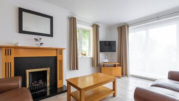 Apartment, 2 Bedrooms | 2 bedrooms, laptop workspace, iron/ironing board, free cribs/infant beds