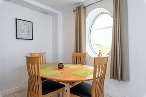 Apartment, 2 Bedrooms | In-room dining - Ferncourt (Dublin)