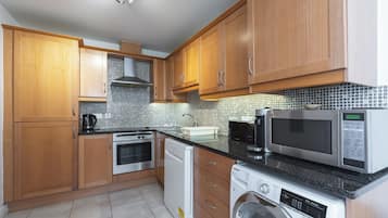 Apartment, 2 Bedrooms | Private kitchen