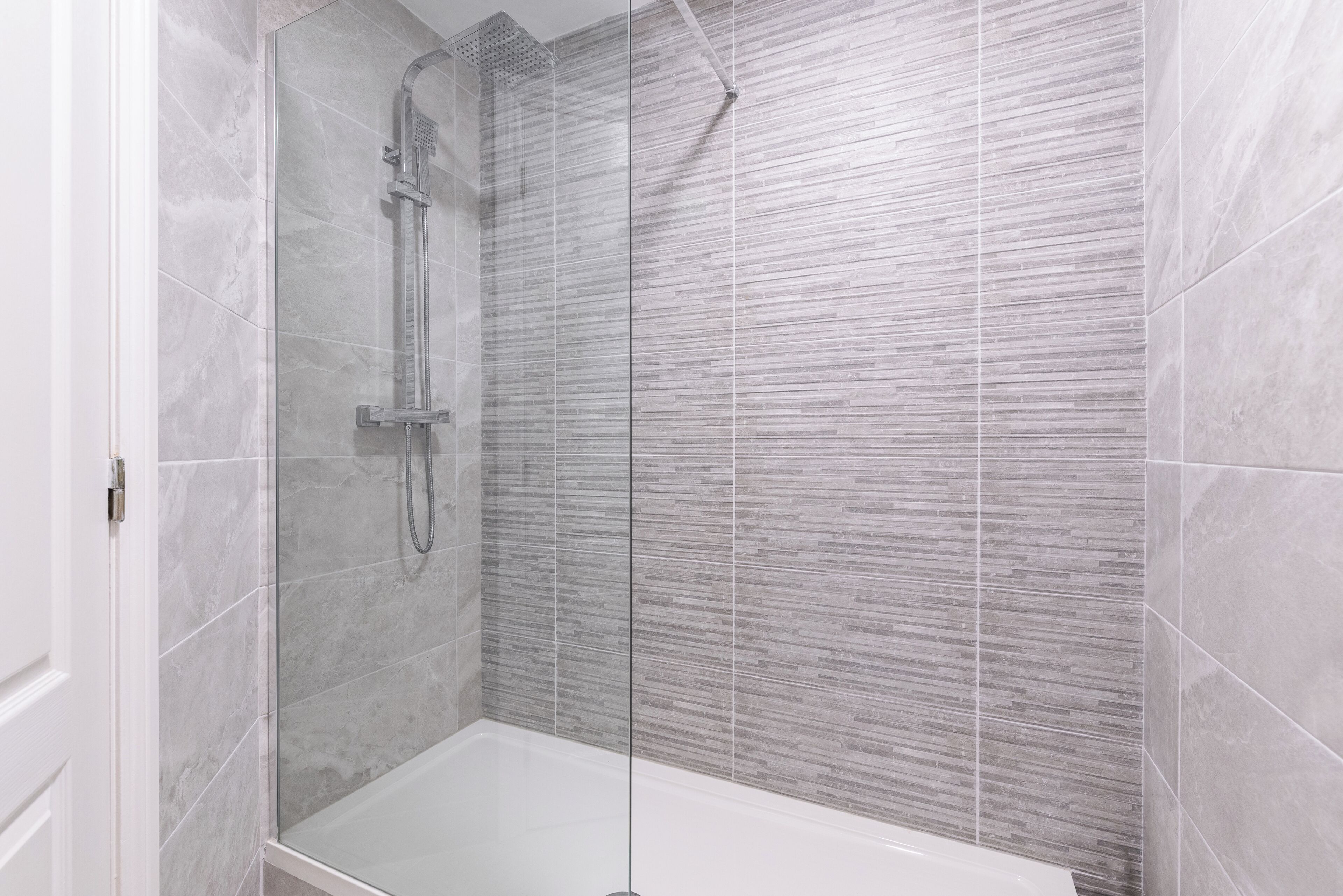 Apartamento, 2 quartos | Banheiro | Produtos de toalete grátis, secador de cabelo, toalhas de banho 