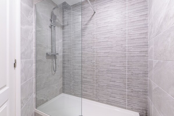 Apartment, 2 Bedrooms | Bathroom | Free toiletries, hair dryer, towels, toilet paper