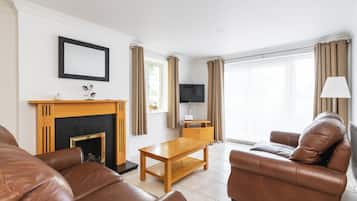 Apartment, 2 Bedrooms | 2 bedrooms, laptop workspace, iron/ironing board, free cribs/infant beds