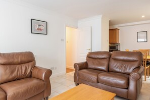 公寓, 2 間臥室 | 起居區 | 電視