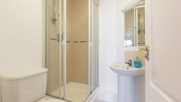 Apartment, 2 Bedrooms | Bathroom | Free toiletries, hair dryer, towels, toilet paper