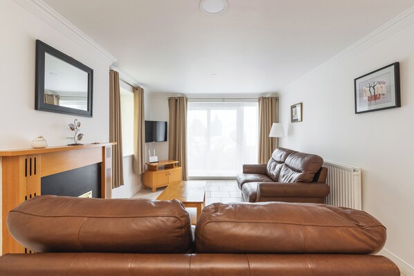 Apartment, 2 Schlafzimmer | 2 Schlafzimmer, laptopgeeigneter Arbeitsplatz, Bügeleisen/Bügelbrett