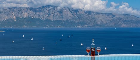 Außenpool, Infinity-Pool, Sonnenschirme, Liegestühle