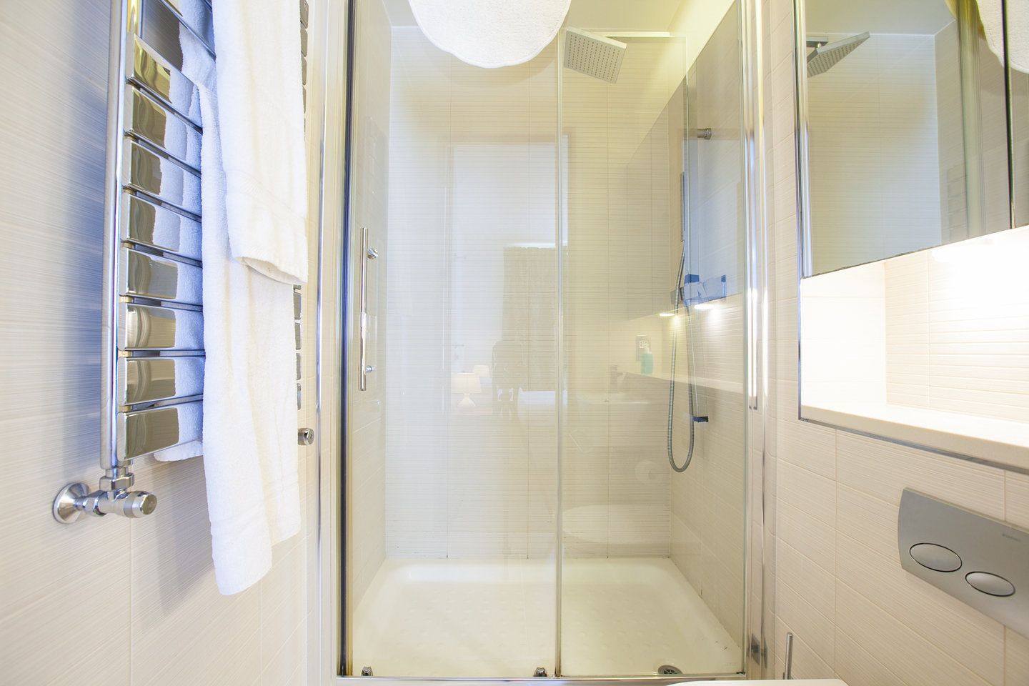 Combined shower/bathtub, rainfall showerhead, hair dryer, towels