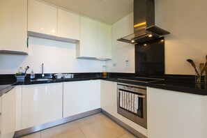 Refrigerador con congelador, microondas, horno y parrilla de estufa