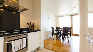 Full-sized fridge, microwave, oven, stovetop