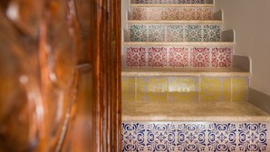 Uma escadaria com vários degraus, cada um exibindo diferentes padrões e cores.