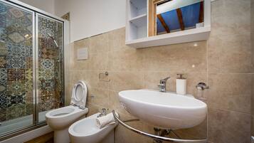Standard Double Room | Bathroom | Shower, bidet, towels