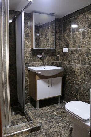 Shower, free toiletries, slippers, towels - Beyoglu Huzur Hotel (Istanbul)