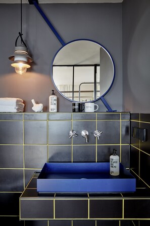 Articles de toilette de luxe, sèche-cheveux, serviettes fournies, savon
