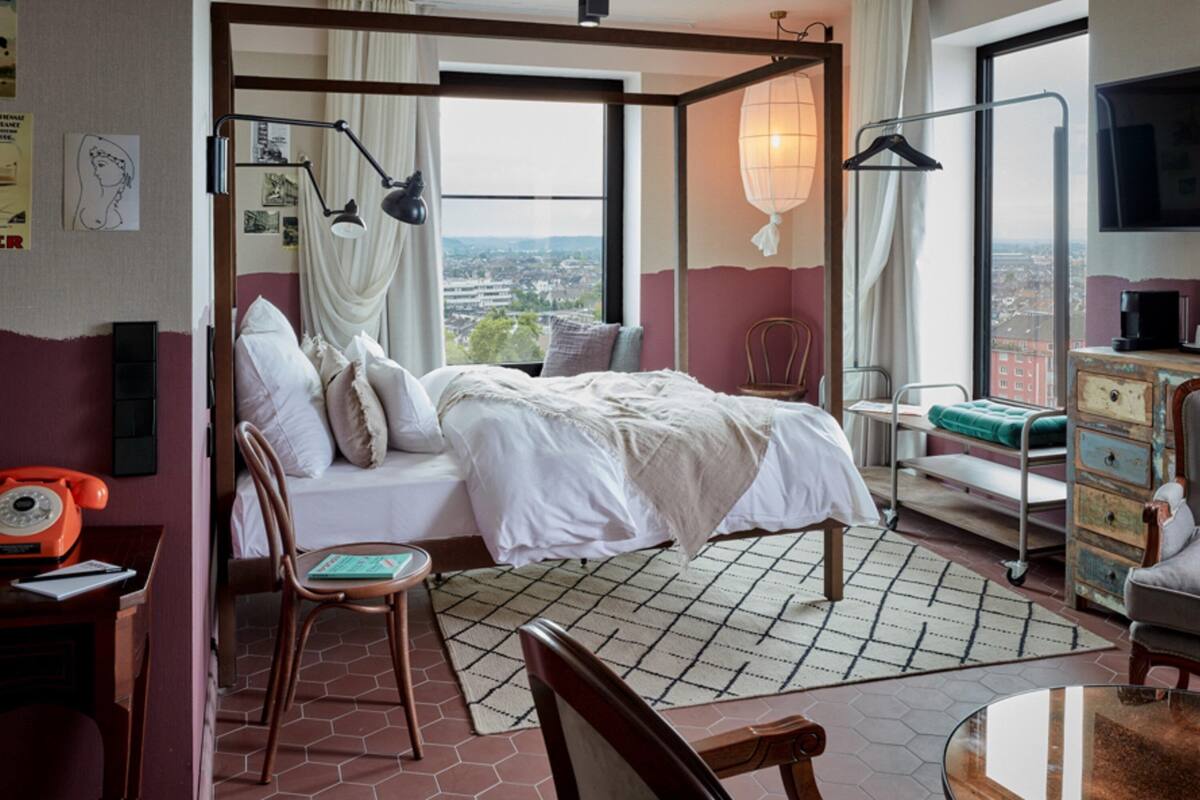 Ropa de cama hipoalergénica, colchones viscoelásticos, minibar