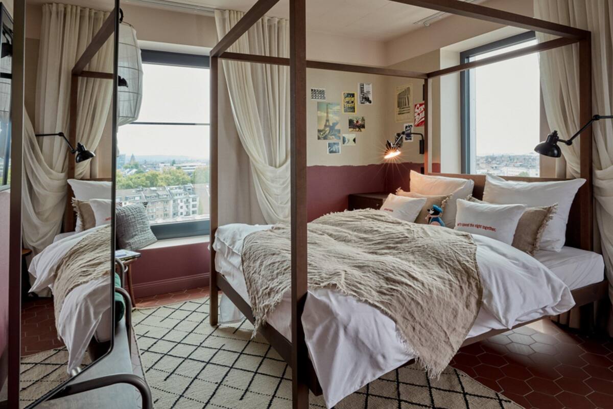 Ropa de cama hipoalergénica, colchones viscoelásticos, minibar