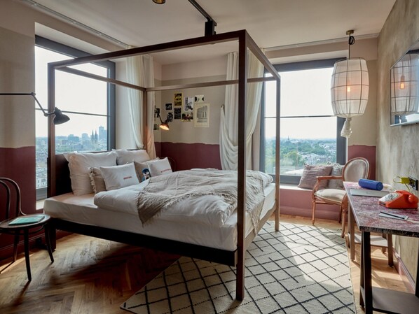 Gigantic Sky | Ropa de cama hipoalergénica, camas con efecto memoria y minibar 