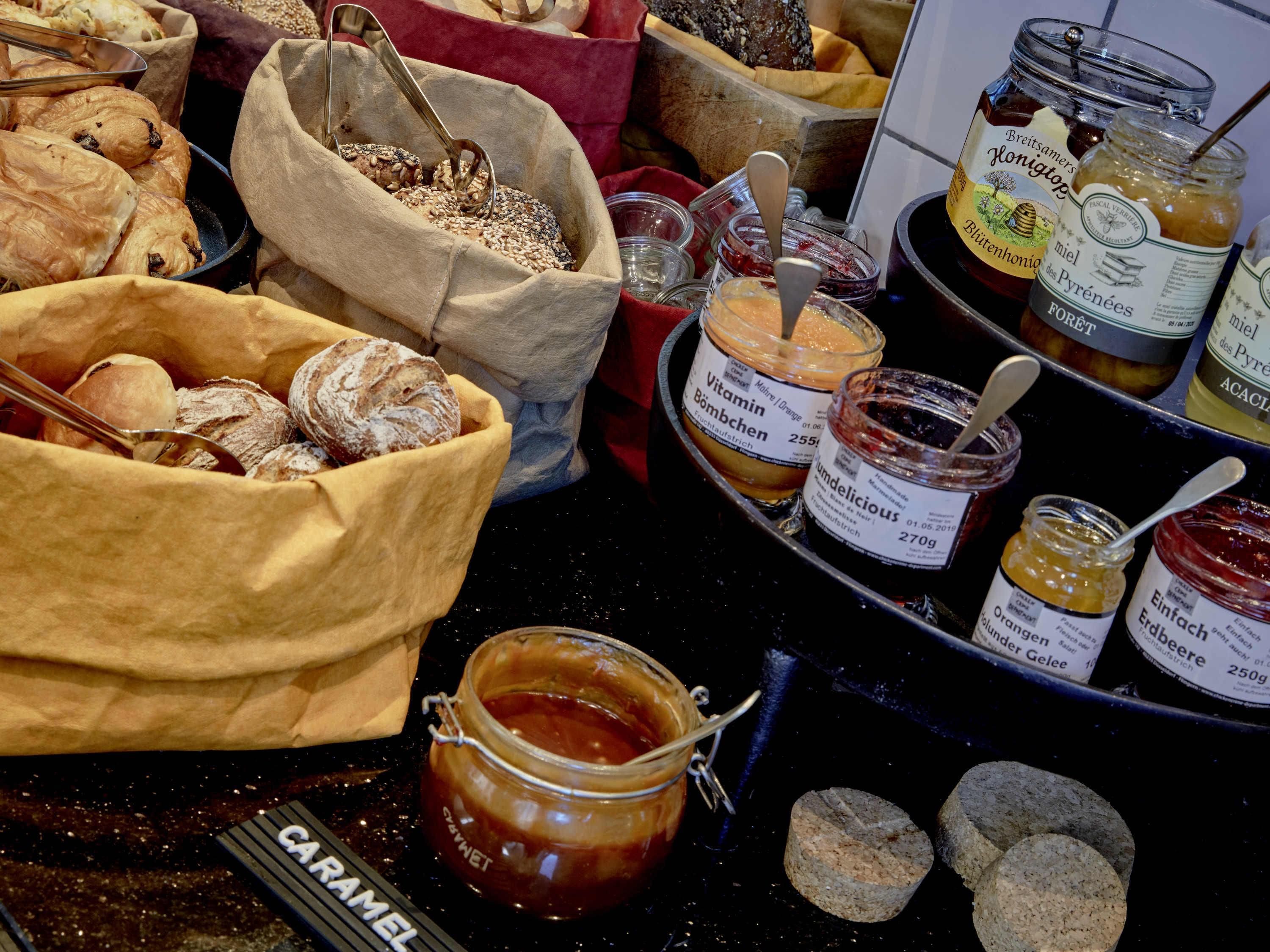 Diversitat de productes alimentaris, com ara pa, pastissos i pots de conserves.