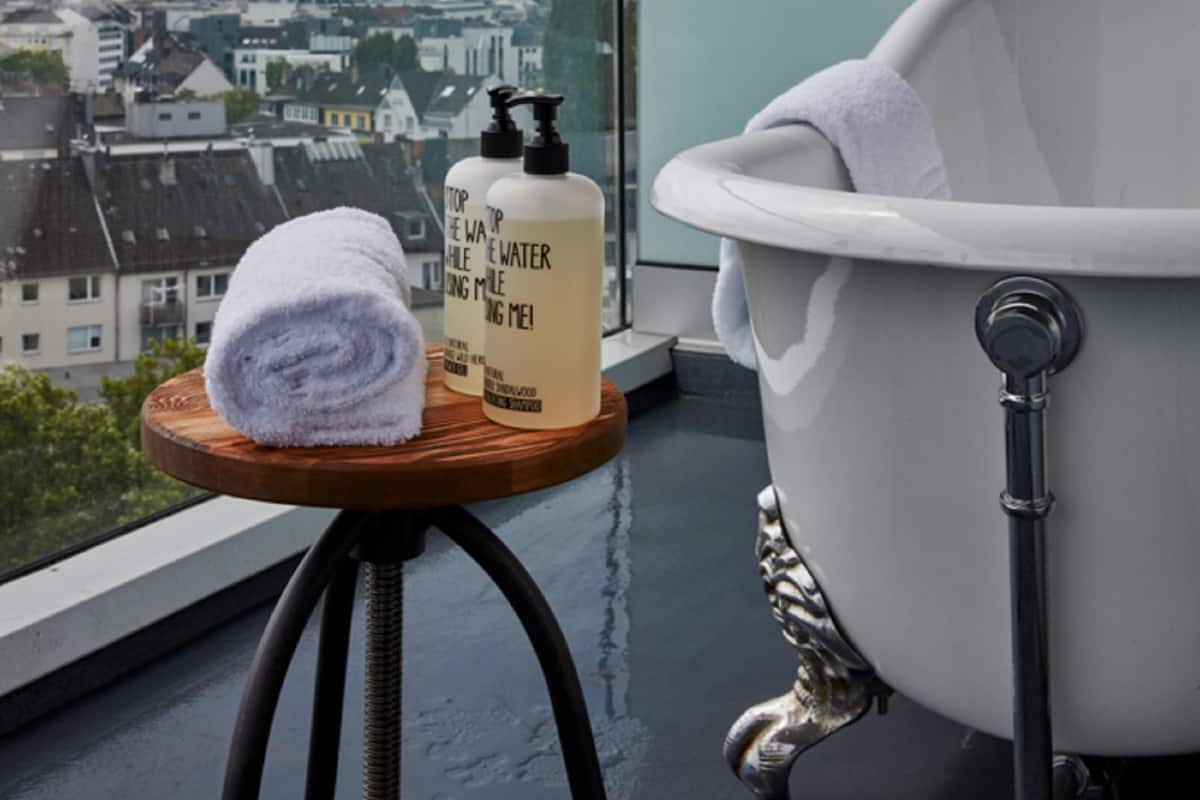 Medium Sky Plus | Seprai antialergi, busa memori, minibar, dan brankas