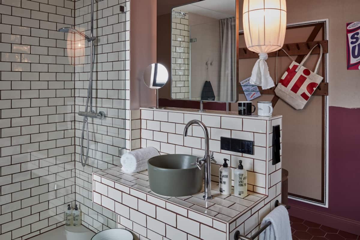 Rainfall showerhead, designer toiletries, hair dryer, towels