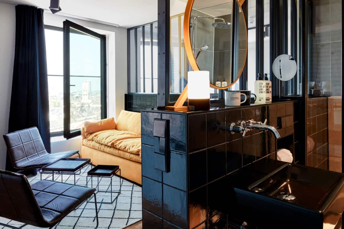 Large Sky | Hypo-allergenic bedding, memory-foam beds, minibar, in-room safe