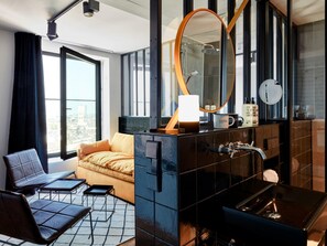 Large Sky | Seprai antialergi, busa memori, minibar, dan brankas